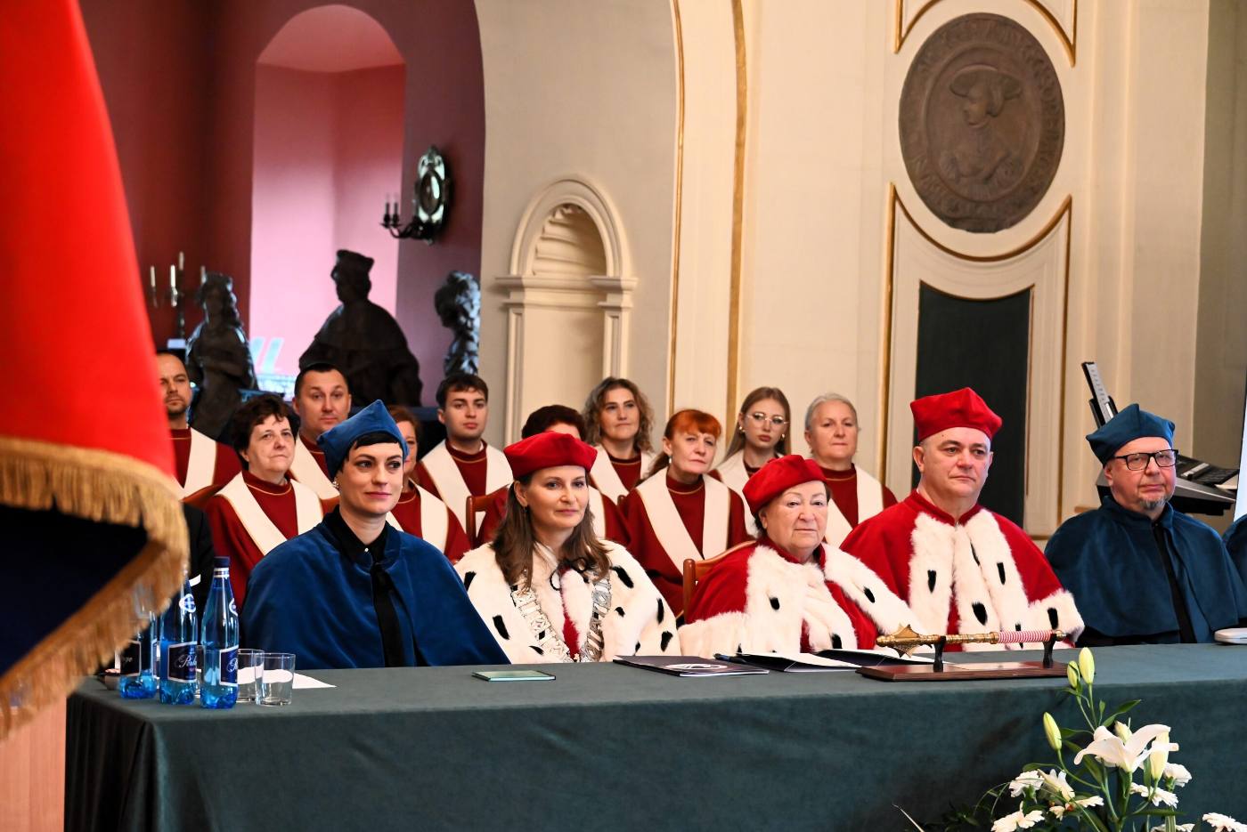 Władze uczelni w togach podczas immatrykulacji