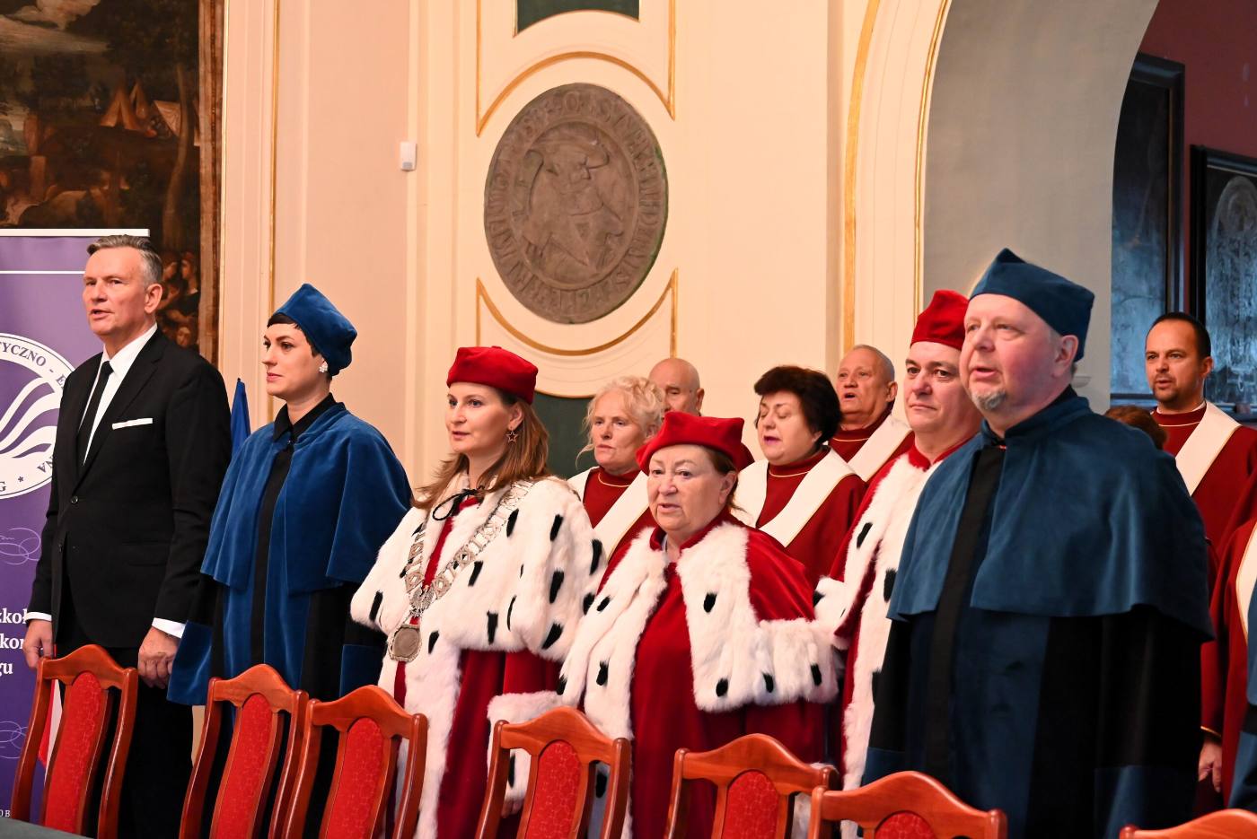 Senat uczelni w togach na uroczystości