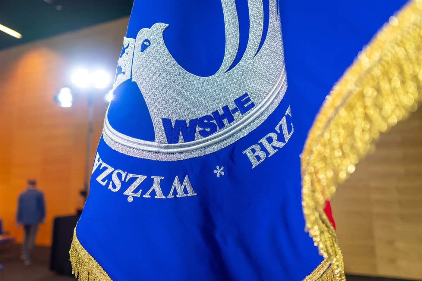 Sztandar Wyższej Szkoły Humanistyczno-Ekonomicznej w Brzegu