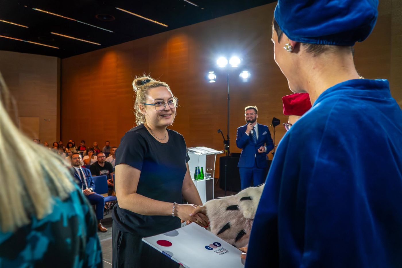 Gratulacje od władz uczelni podczas gali